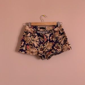 Patterned short shorts